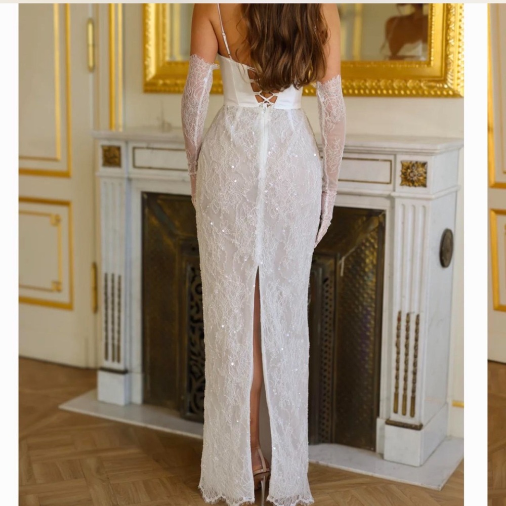 Elegant Strapless Lace Evening Dress in Ivory - Picture 2 of 12